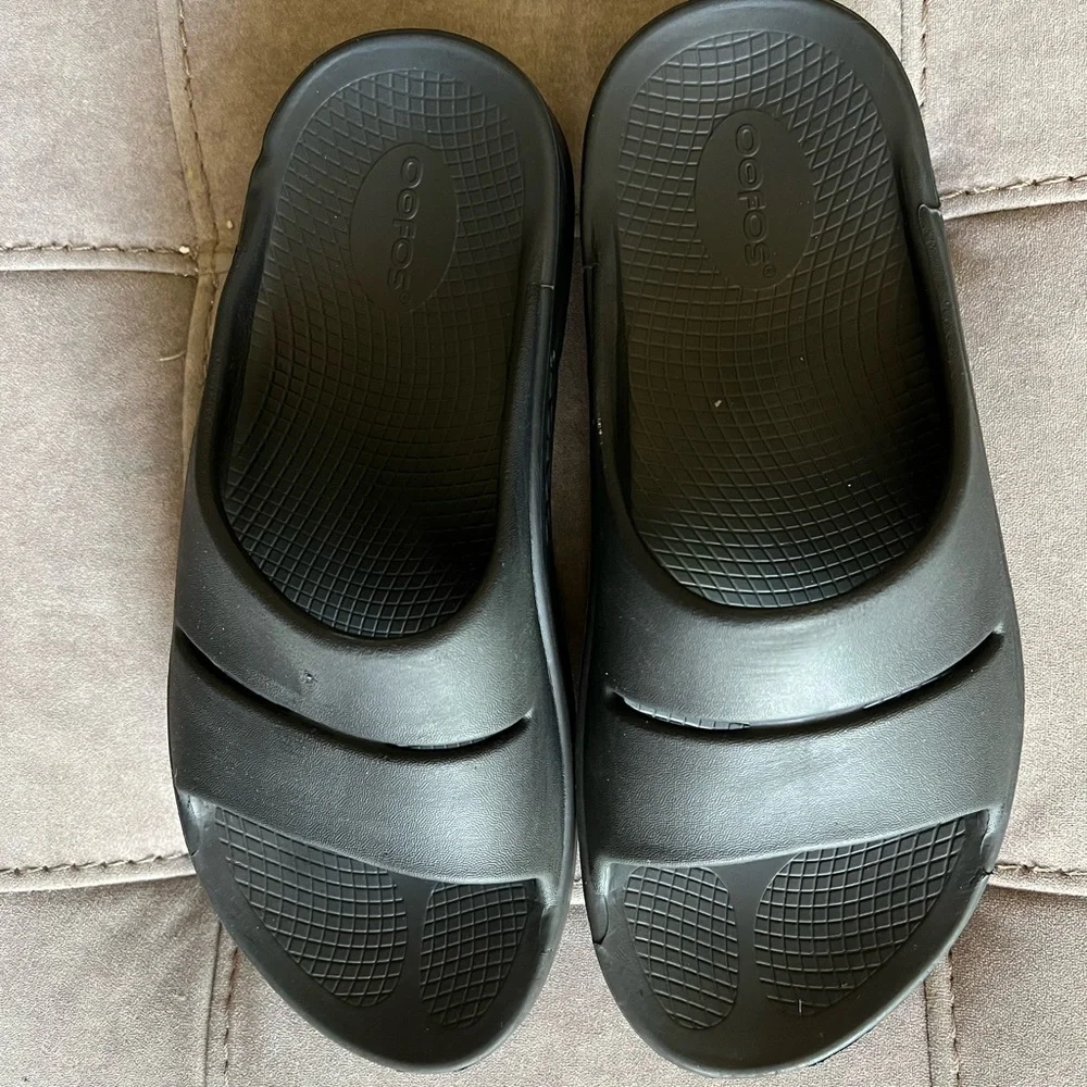 OOFOS Black Comfort Slides